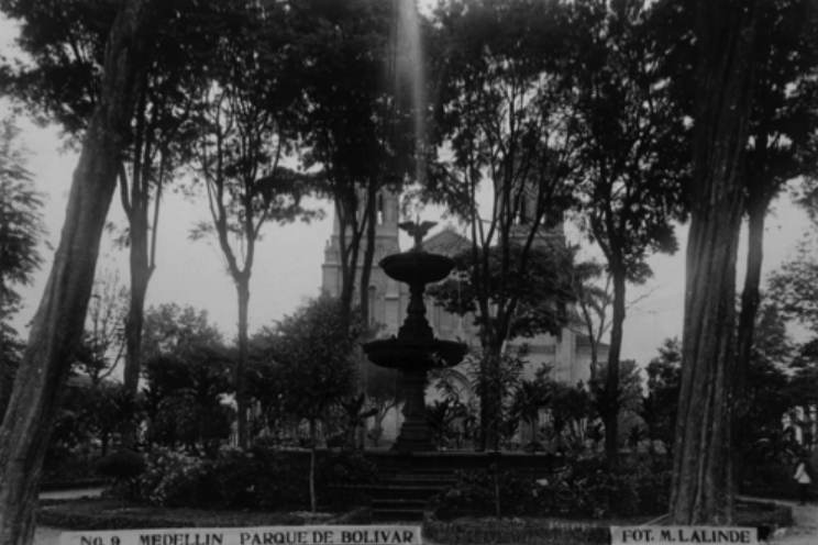 Parque de Bolívar (con fuente “la Garza”) Fotografía Manuel Lalinde, 1920. Archivo Fotográfico Biblioteca Pública Piloto.